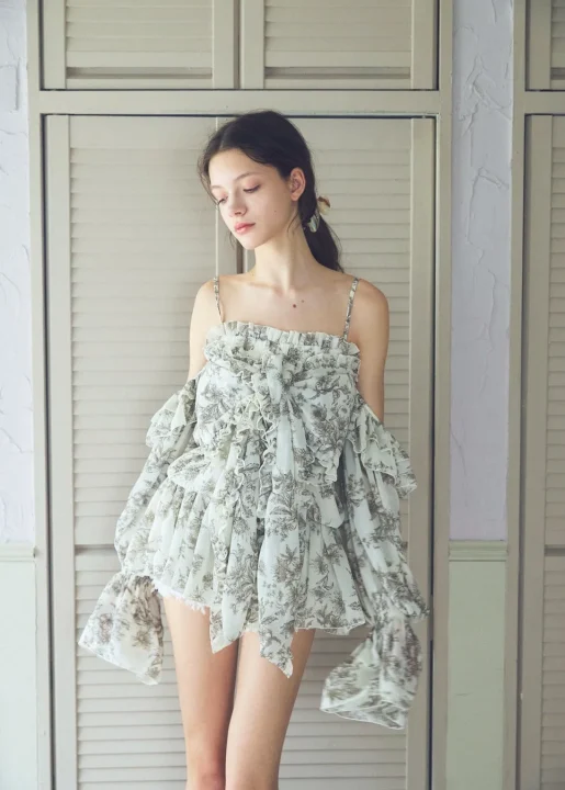 花柄ワンピースのモデル