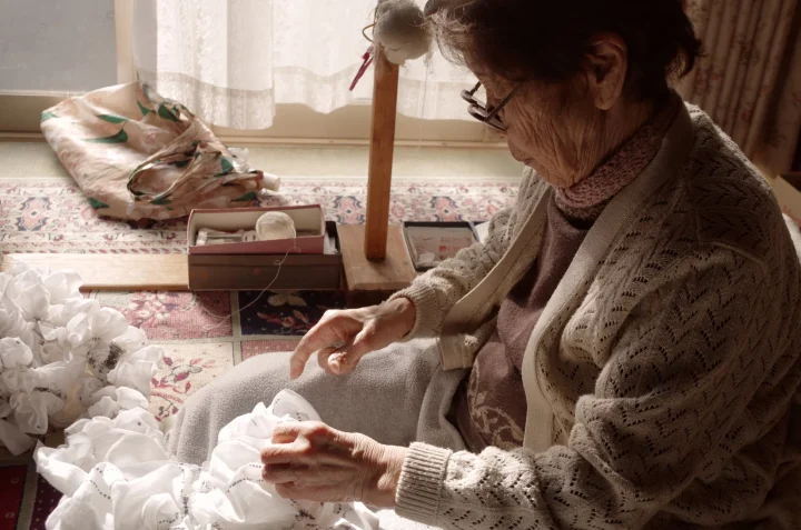 手芸をする高齢女性