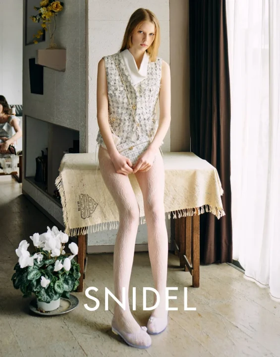 SNIDELのモデルとブランドロゴ