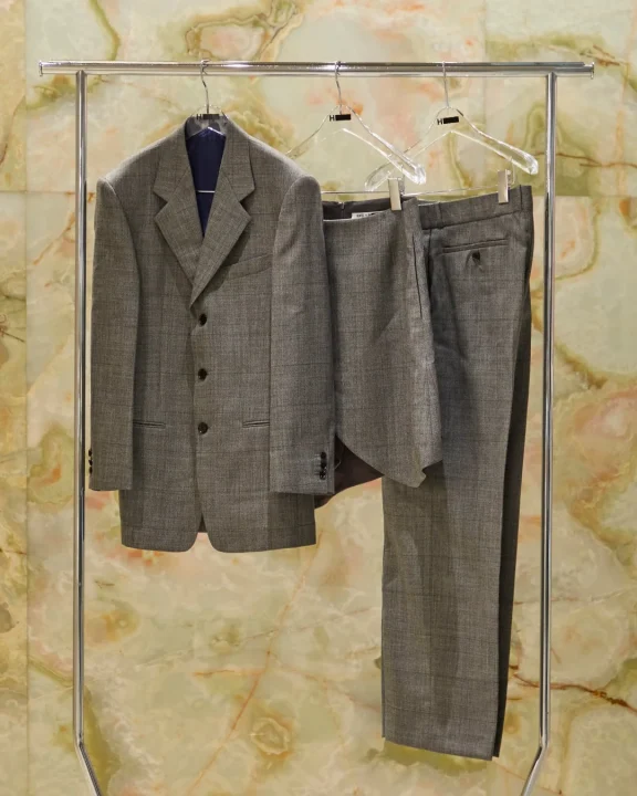 グレーのチェック柄スーツ