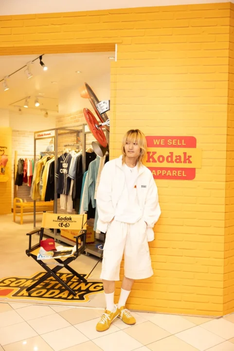 男性がKodakアパレルを着用し店内に立つ