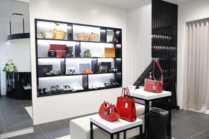 店舗内の高級ブランド商品