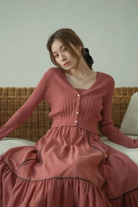 ピンクカーディガンとワンピース