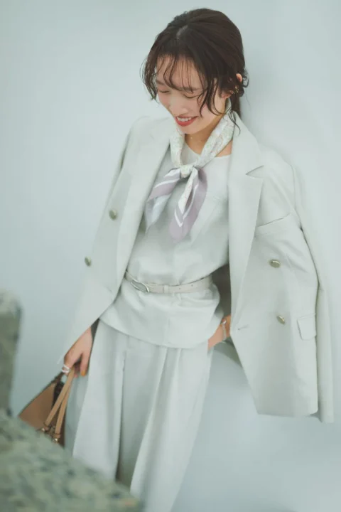 淡いグリーンの3点セットスタイリング