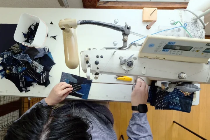 ミシンで布を縫う作業