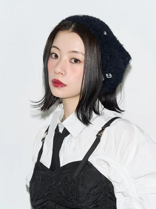 女性、モデル、ファッション、ショートヘア、ベレー帽、黒ベレー帽、白シャツ、黒いトップス、赤リップ、メイクアップ、ポートレート、スタジオ撮影、シンプルな背景