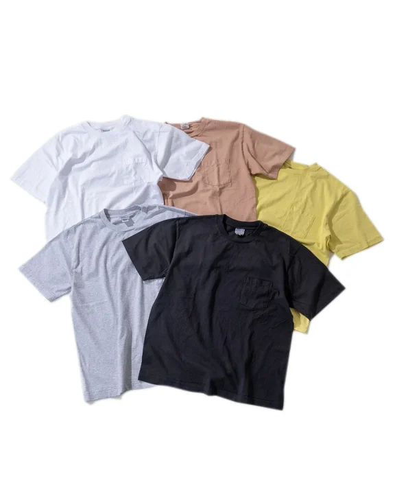 複数色の無地ポケットTシャツ