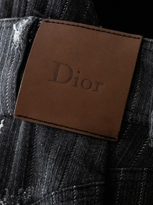 Diorロゴのレザーパッチ
