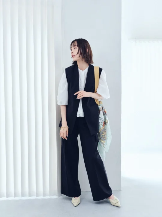 マルチファンクションセミワイドタックパンツのオフィススタイル