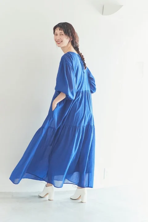 ワンピースを着た女性モデル