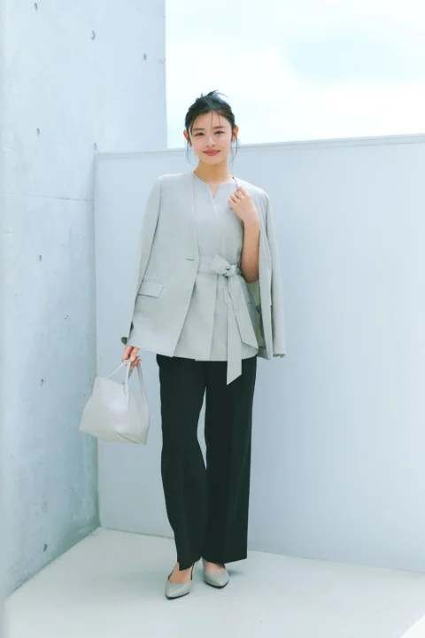 ジャケットとジレ、パンツのコーディネート