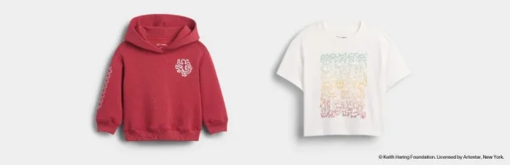 キース・ヘリングのアートが特徴的な赤色のパーカーとカラフルなグラフィックTシャツ