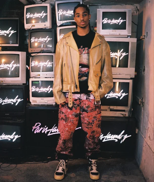 ヴィンテージテレビの前に立つ男性