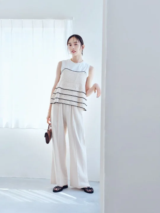 裾ベンツスリットイージーパンツのオン/オフスタイル2