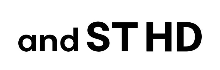 白背景に黒いゴシック体で「and ST HD」と書かれたテキストロゴ