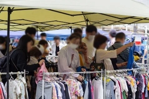 屋外市場の様子