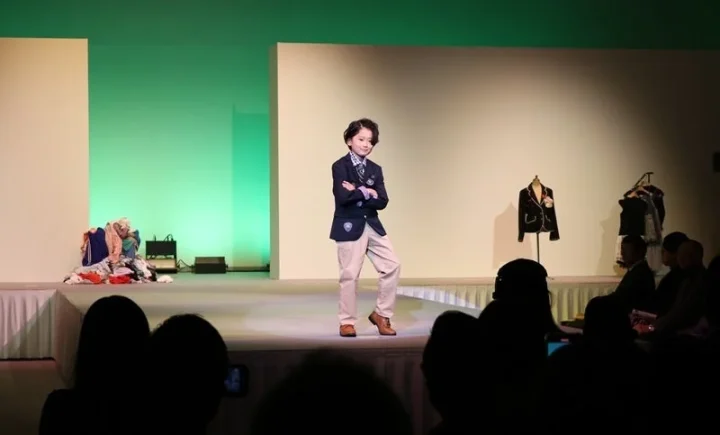 ブレザーを着た少年モデル