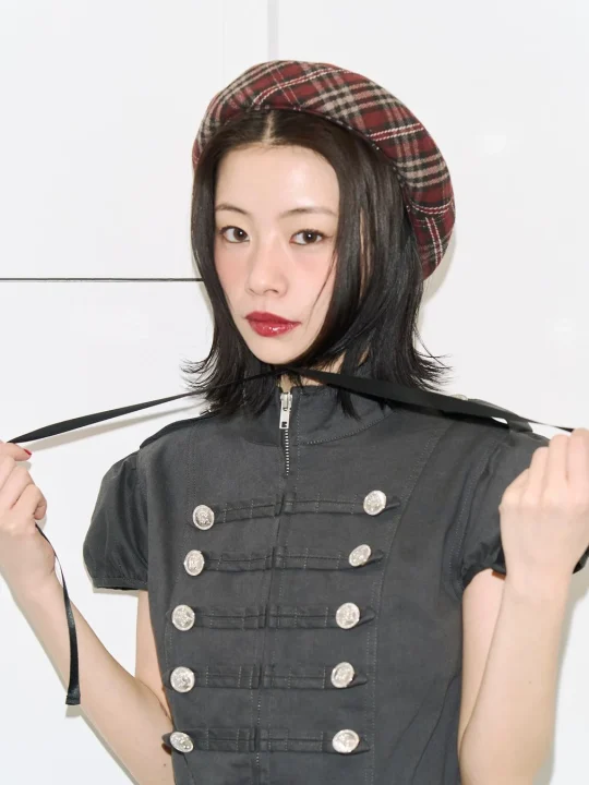 女性、ファッション、ベレー帽、チェック柄、ミリタリー、ジャケット、ポートレート、ショートヘア、赤リップ、クール、スタンドカラー、シルバーボタン、リボン