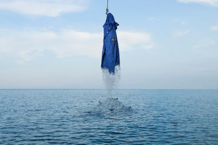 ジャケットと海