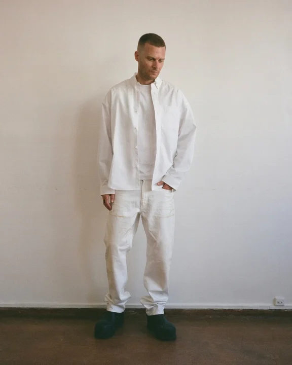 男性、白シャツ、白パンツ、カジュアル、シンプル、ミニマリスト