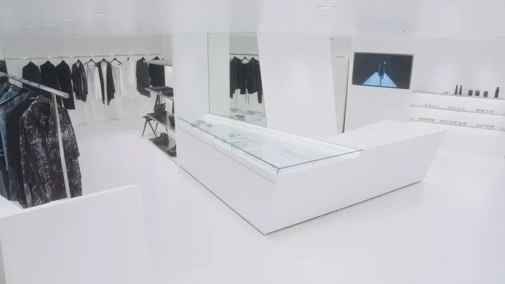 ヨウジヤマモト西武池袋本店の店内ディスプレイ