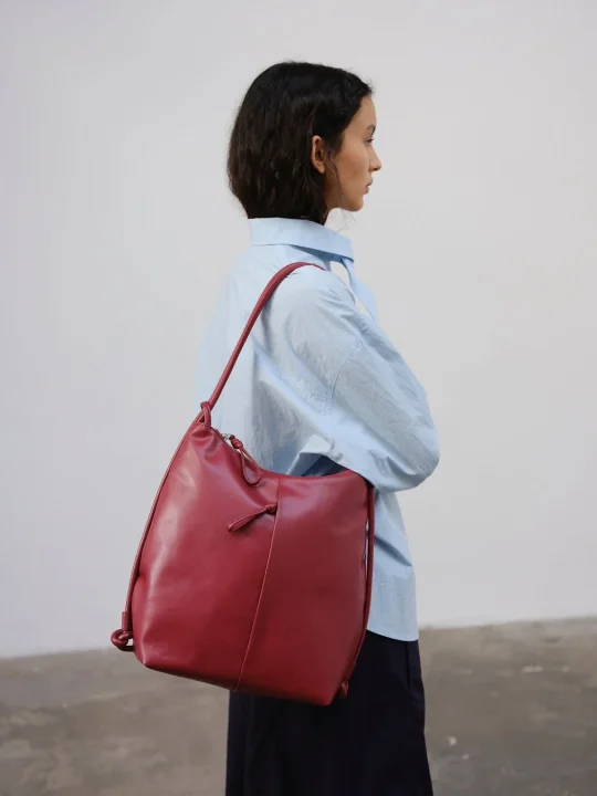 赤色のショルダーバッグ