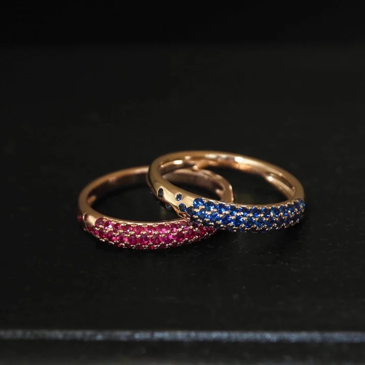 ピンクとブルーの小さな宝石が埋め込まれた2つのゴールドリング
