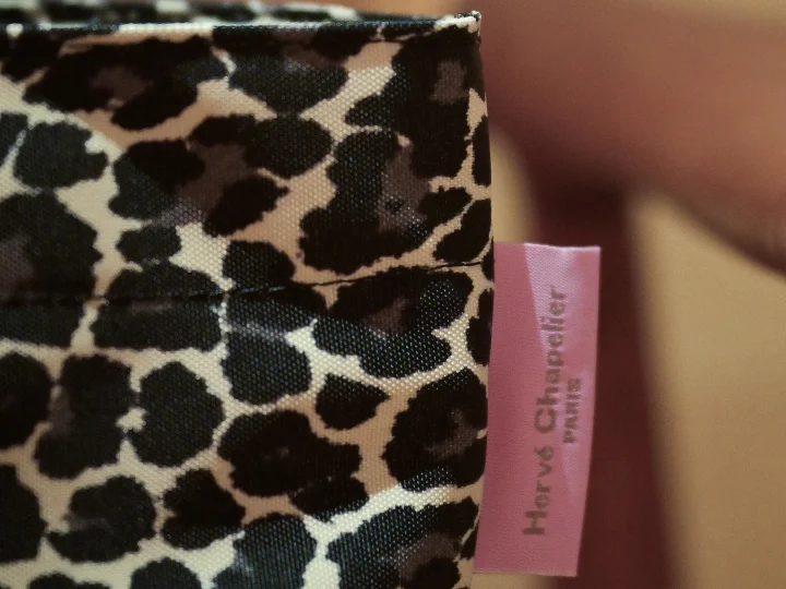 ヒョウ柄と桜色タグのクローズアップ