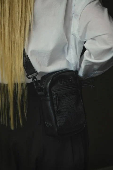 LIMI feu × NEW ERA®のショルダーポーチ