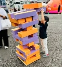 巨大ジェンガで遊ぶ子供