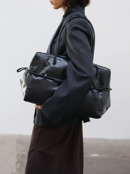 黒色のトートバッグ