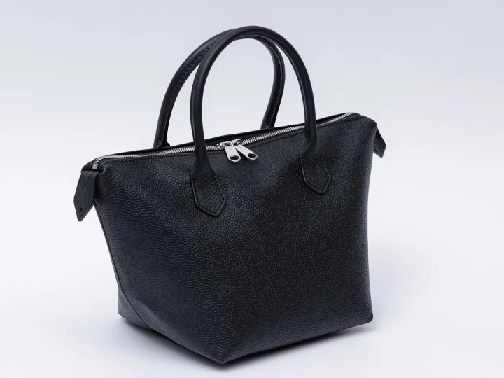 シンプルなデザインの黒いレザーハンドバッグ