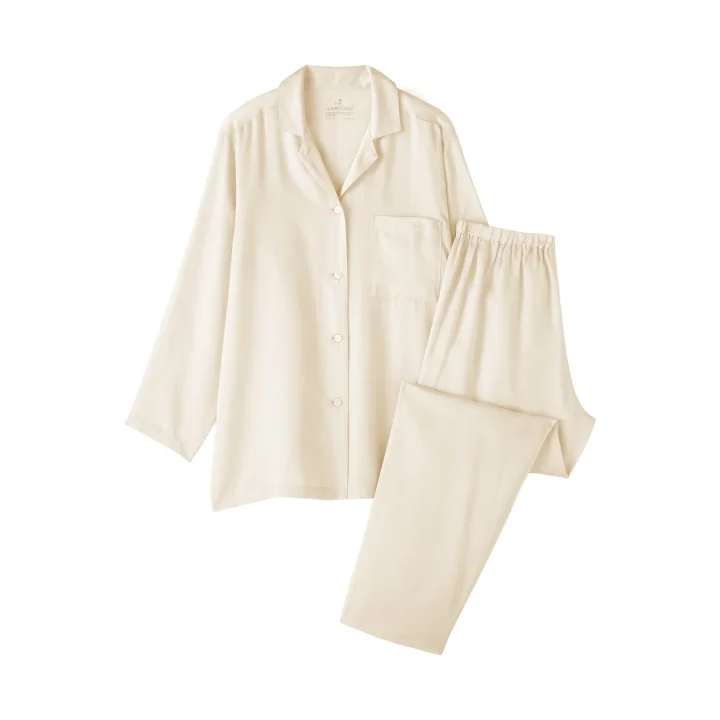 クリーム色の長袖シャツと長ズボンからなるパジャマのセット