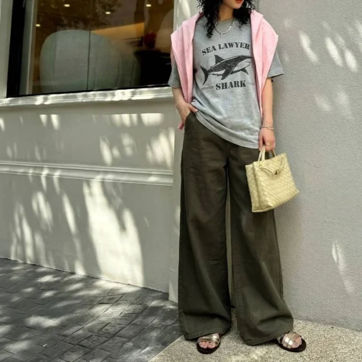 グレーTシャツとカーキワイドパンツのカジュアルスタイル