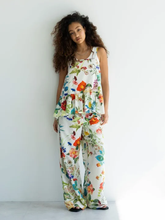 フラワープリントキャミソールとフラワープリントパンツ