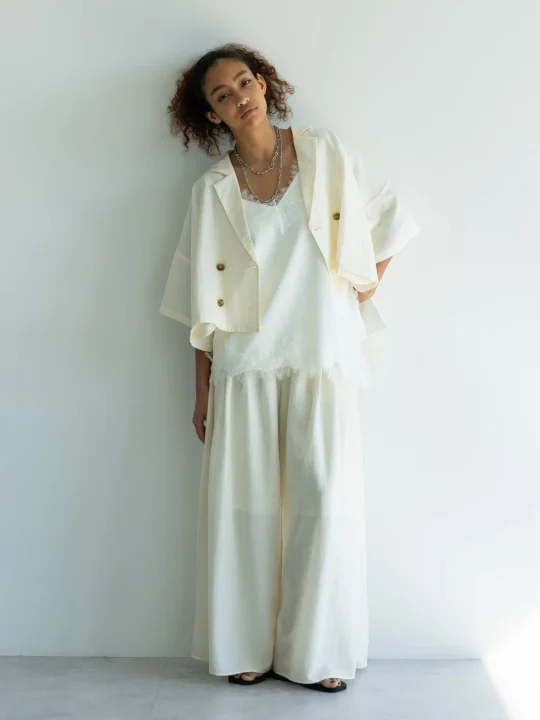 レースサテンアシンメトリーキャミソール、ボックスショートジャケット、4タックボリュームパンツ