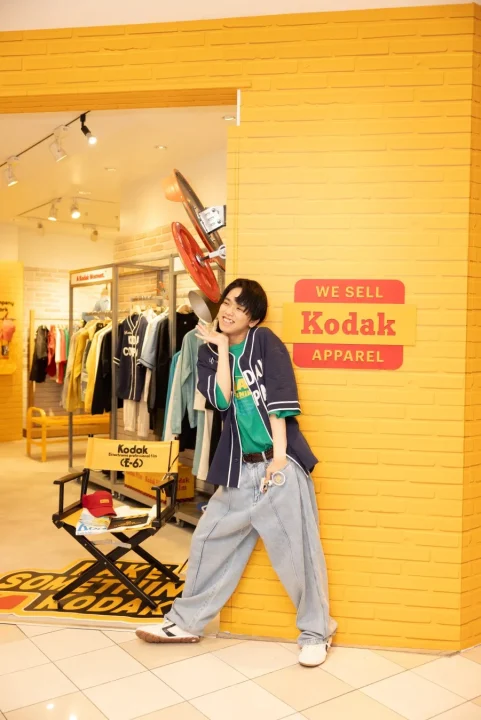 若者がKodakアパレルを着用しポーズをとる