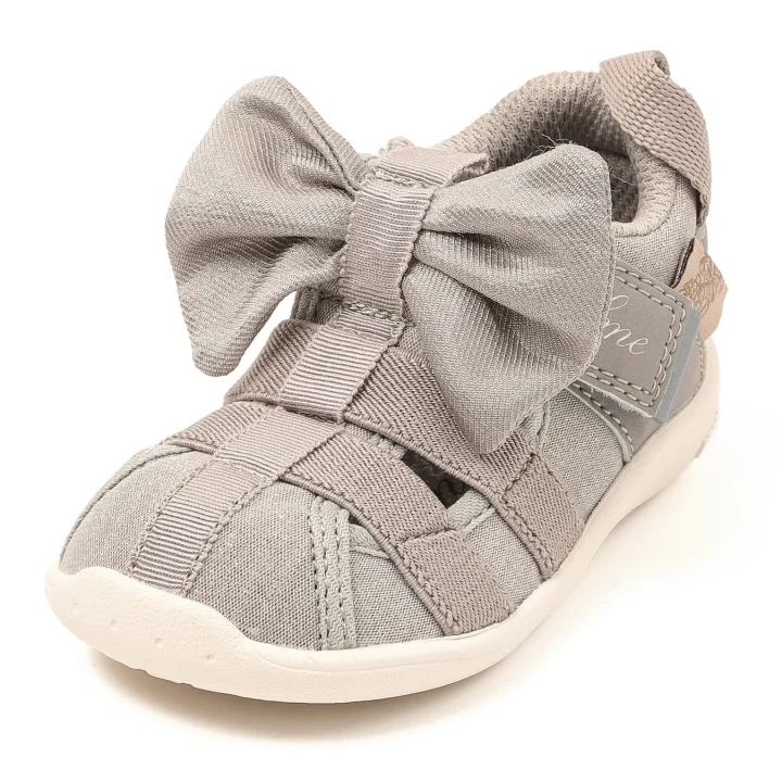 大きなリボンが特徴的なライトグレーのベビーサンダル