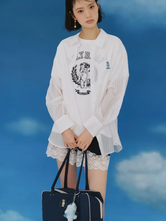 シアーシャツとTシャツの女性