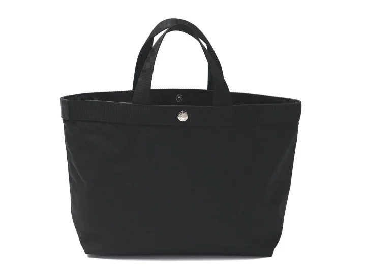 黒いシンプルなナイロン製トートバッグ