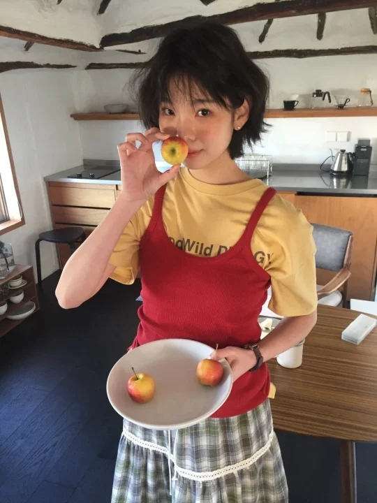 女性、若者、ショートヘア、リンゴ、キッチン