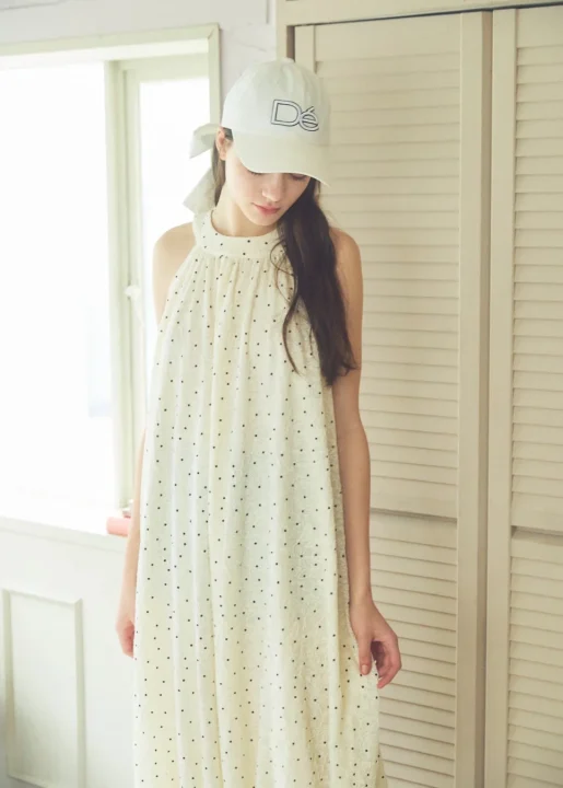 ドット柄ワンピースのモデル