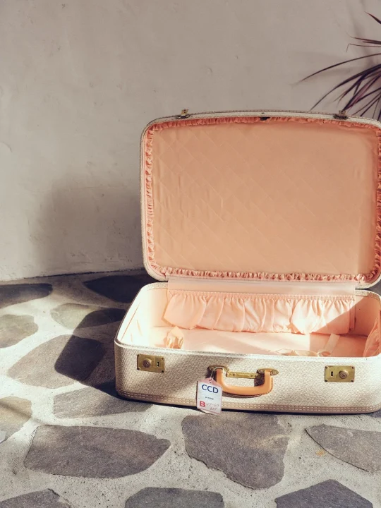 開いたヴィンテージ風スーツケースの画像