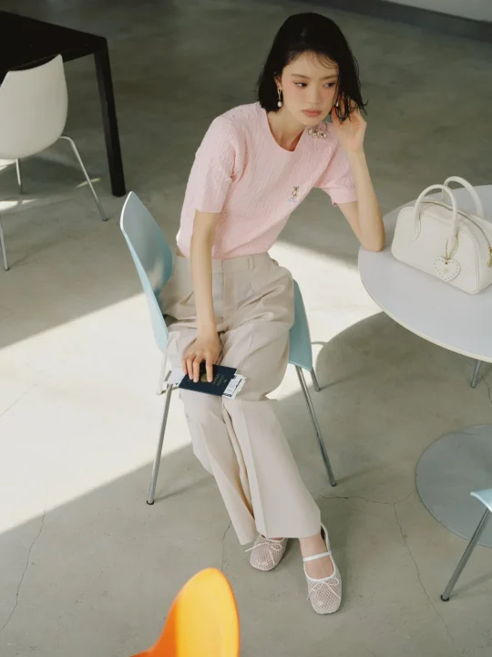 パスポートと航空券を持つ女性