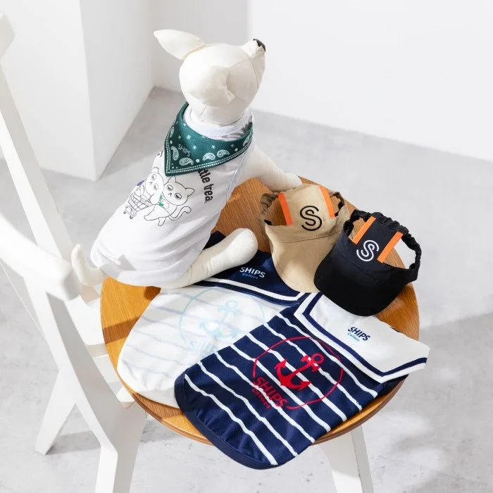 犬用ファッションアイテムと猫柄Tシャツ