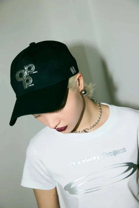 Opening Projectコラボ キャップを着用した女性モデル