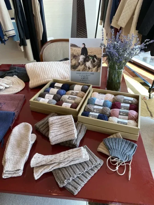 手編みアイテムと毛糸
