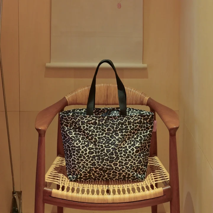 ヒョウ柄トートバッグが椅子に置かれている様子