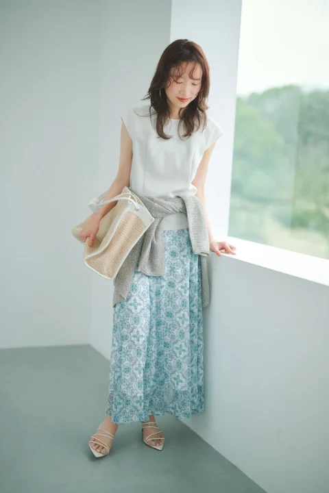ウエストシェイプブラウスとフレアスカートのスタイリング