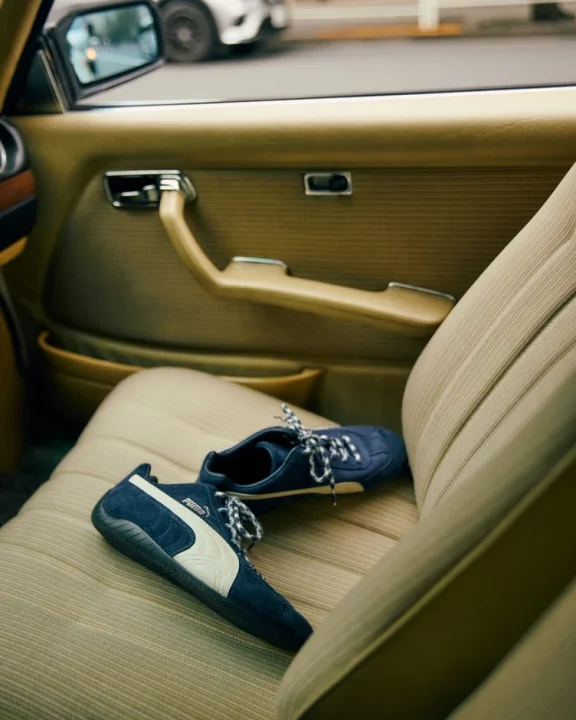 車内助手席のPUMAスニーカー